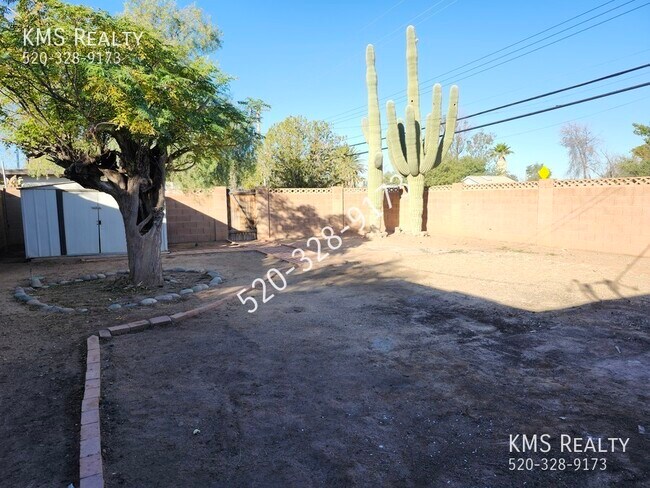 Building Photo - 2565 N Fair Oaks Ave