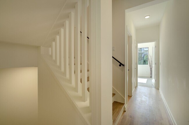 Building Photo - 3bd/2.5ba Seattle Townhome
