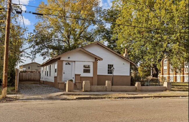 Building Photo - Newly Renovated 4 Bedroom 2 Bath Home.