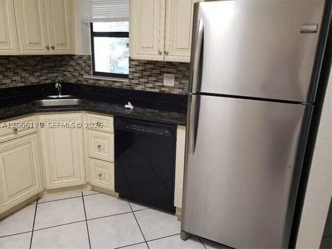 Building Photo - 2970 Carambola Cir N