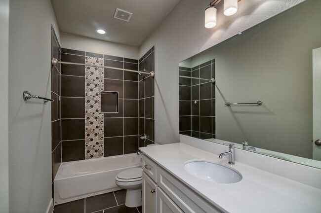 Building Photo - GORGEOUS 3 BEDROOM TOWNHOUSE LOCATED IN FORT WORTH!