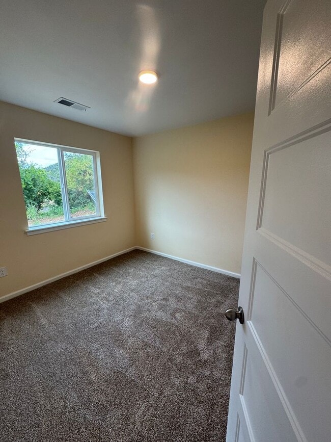Building Photo - 2/1 HOME WITH BEAUTIFUL VIEWS