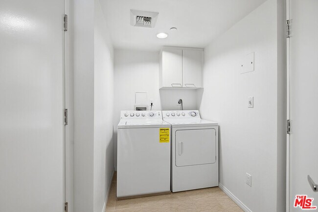 Building Photo - 13600 Marina Pointe Dr