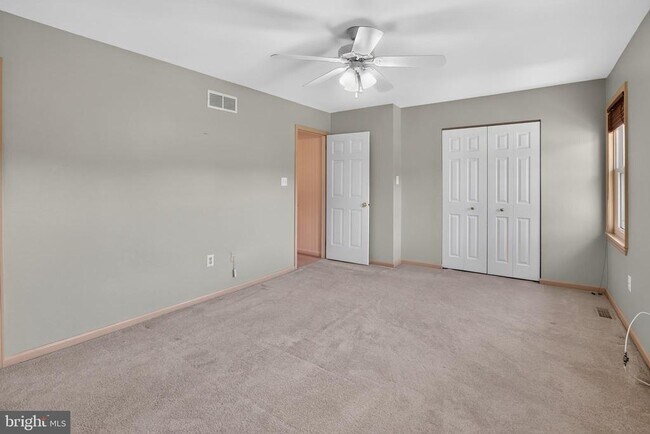 Building Photo - 562 Susan Dr