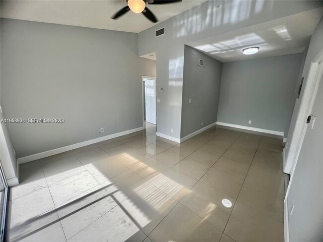 Building Photo - 660 Cypress Club Way