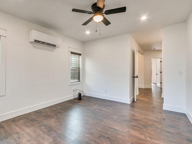 Building Photo - 2409 N Robinson Ave