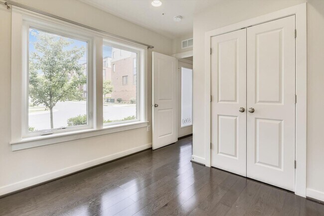 Building Photo - Luxury END-UNIT garage townhouse - 4BD/4.5BA!