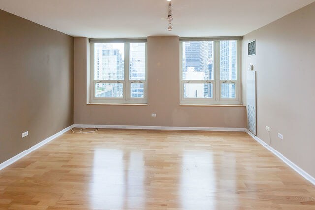 Building Photo - 345 N La Salle Dr