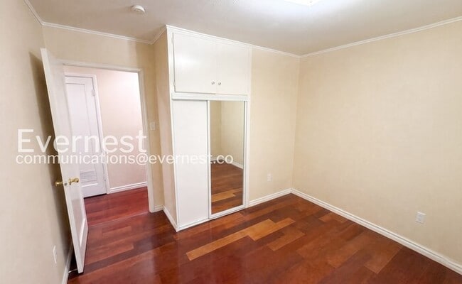 Building Photo - 4 Bed/3 Bath Home with Fenced Yard & Garage / Available Now!