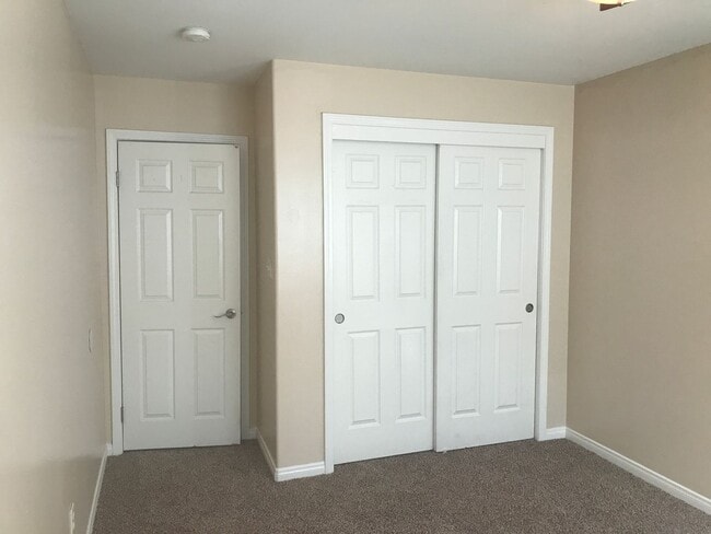 Building Photo - 4 bedroom, 2 bathroom home located near Stine Rd/ McKee Rd.