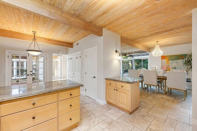Building Photo - 6241 Frondosa Dr