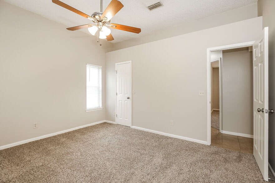 Building Photo - 3379 Deerfield Pointe Dr