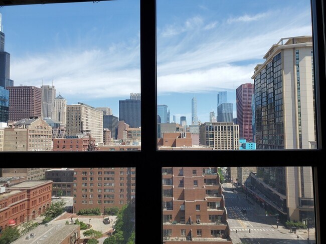 Building Photo - 899 S Plymouth Ct