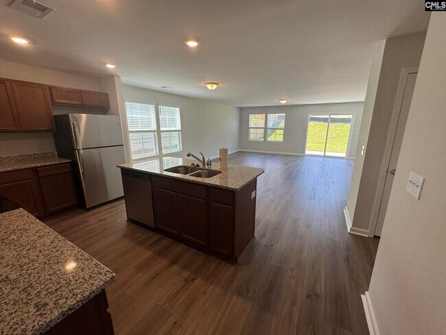 Building Photo - 3042 Hallsdale Dr