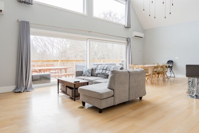 Building Photo - Luxury 5-Bedroom Retreat on 6.5 Acres — Furnished or Unfurnished — Flexible Lease