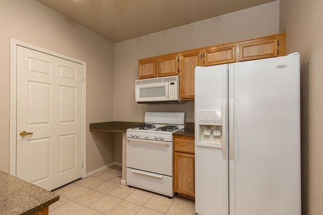 Building Photo - Ground floor one bedroom in luxury gated S...