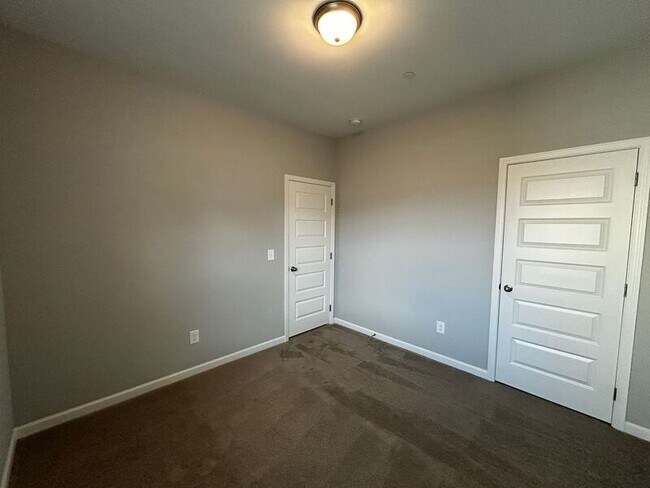 Building Photo - 1400 Pipeline Ave