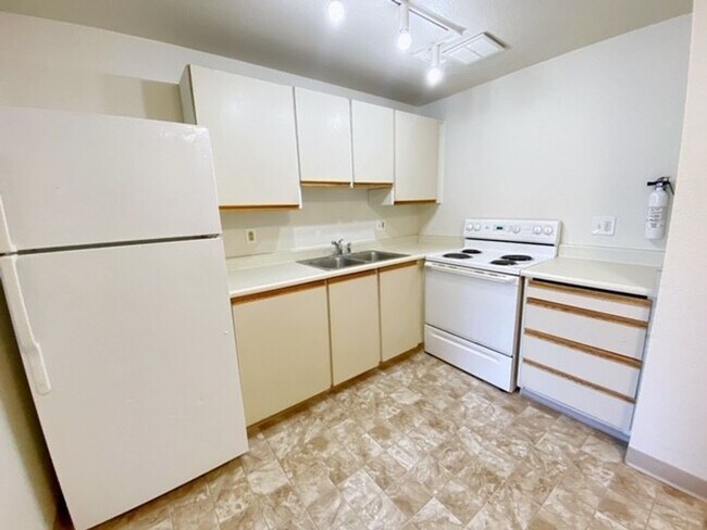 Building Photo - 4446 Reka Dr