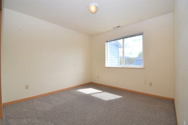Building Photo - Nice Large 2 Bedroom 1 Bathroom Townhouse ...