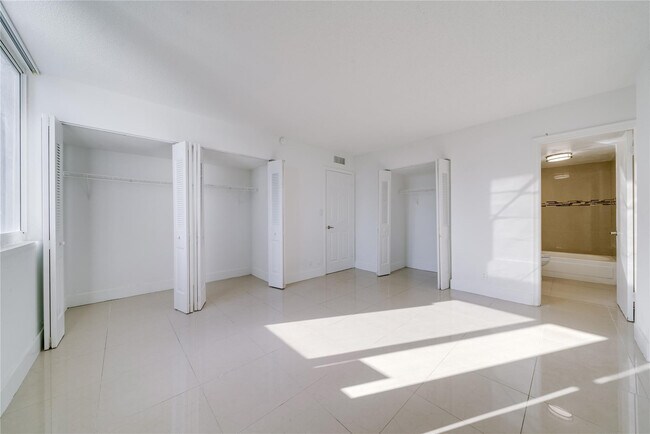 Building Photo - 9001 SW 77th Ave