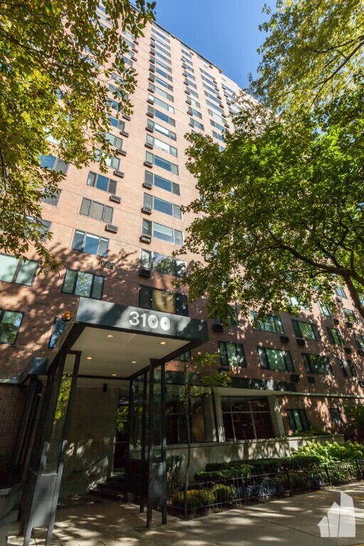 Building Photo - 3110 N Lake Shore Dr