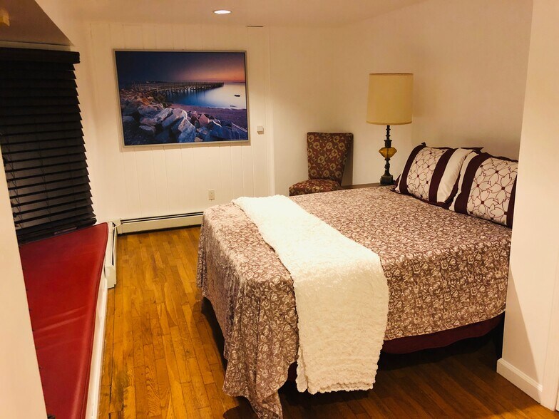 Building Photo - 72 W 16th St