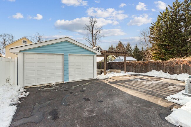 Building Photo - 43 Howe Ave