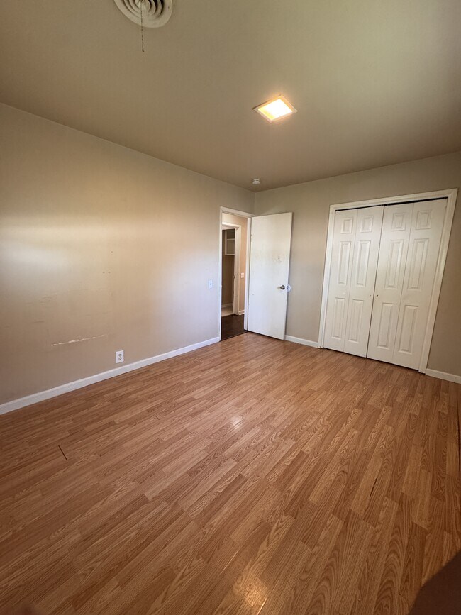 Building Photo - 1520 Roanoke Dr