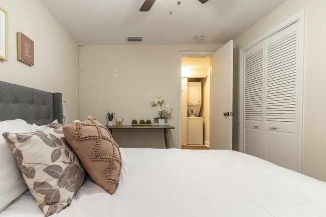 Building Photo - BEAUTIFUL UNIT JUST 5 MINUTE WALK TO DOWNTOWN
