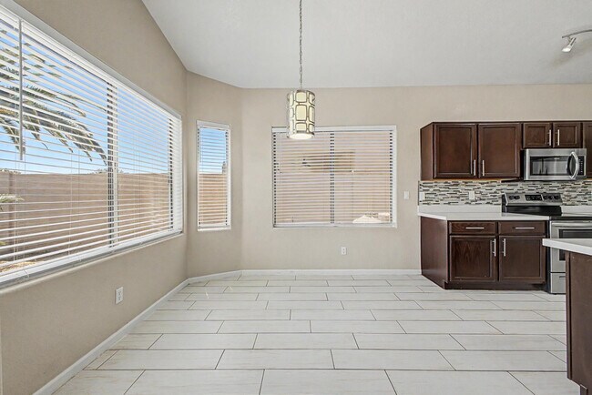 Building Photo - 1331 W Blue Ridge Ct