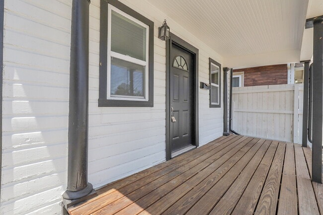 Building Photo - $2,095 - 2 Bed, 1 Bath Newly Renovated Hom...