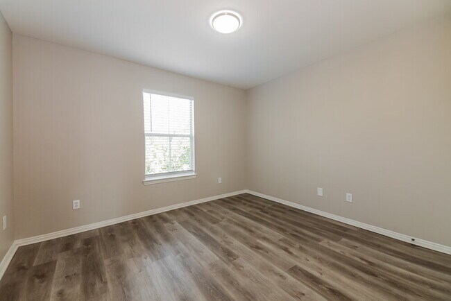 Building Photo - 1820 Plymouth Dr