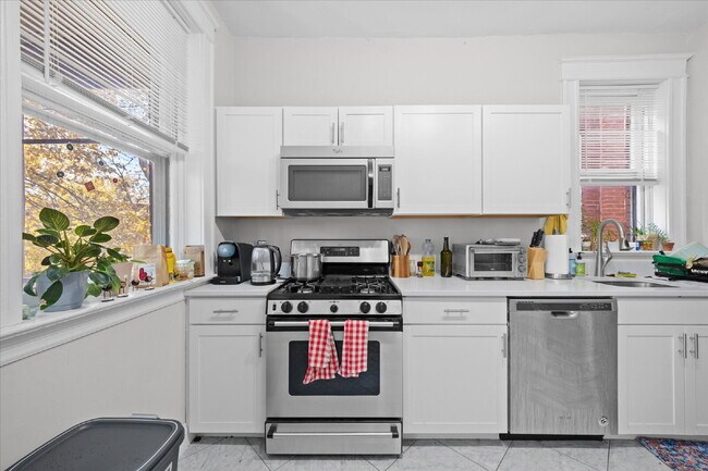 Building Photo - "Charming 3-Bed Duplex with Hardwood Floors & Cozy Fireplace - 6114 Waterman Blvd, St. Louis!" ST...