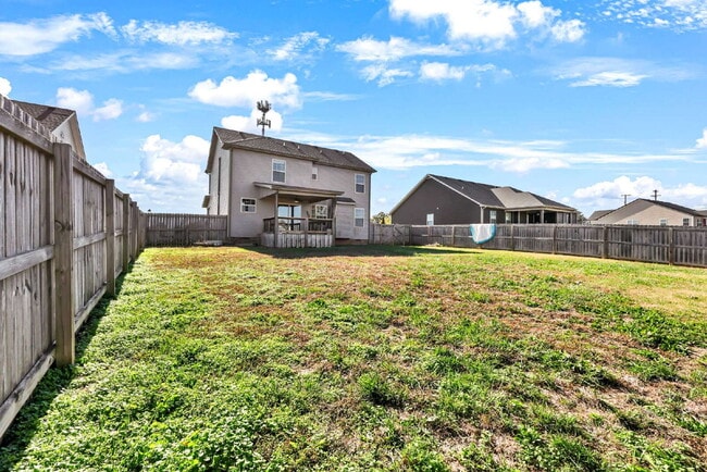 Building Photo - Close to Post and Move in Ready!