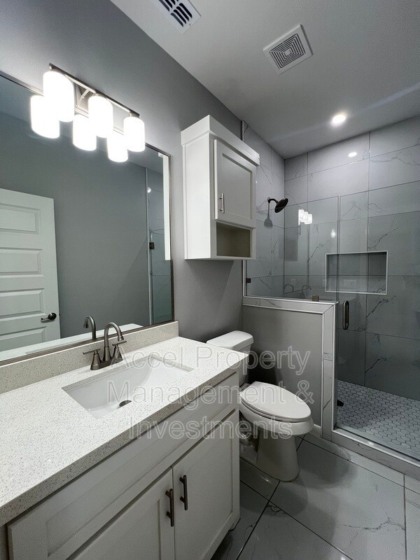 Building Photo - 1122 Country Club Drive