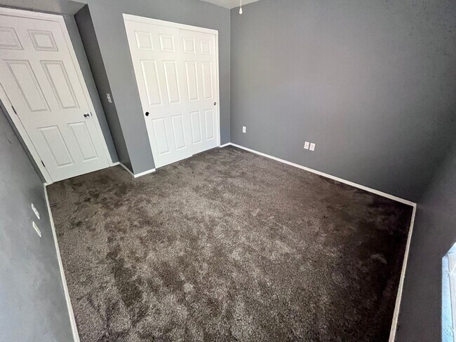 Building Photo - NE-3 bd/ 2bd Condo in gated community!