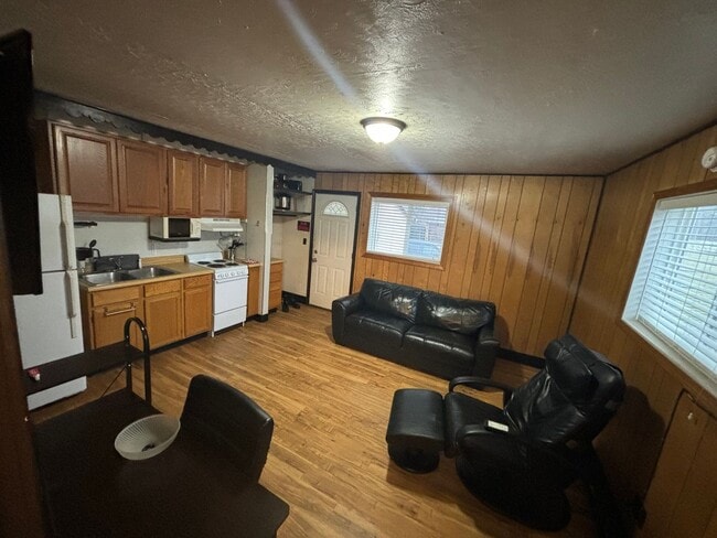 Building Photo - 2443 Loomis Dr