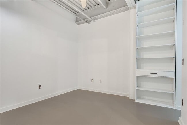 Building Photo - 400 Village Pkwy