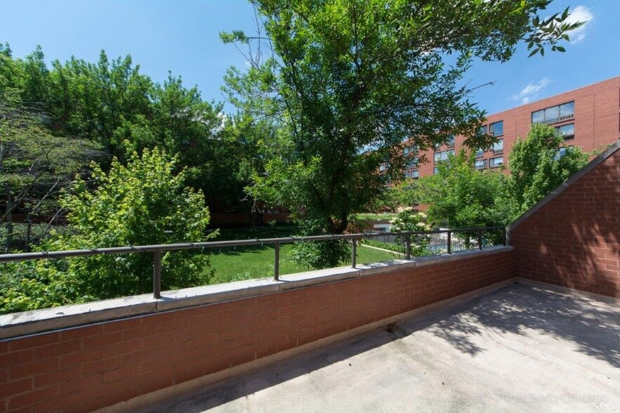 Building Photo - 1153 S Plymouth Ct