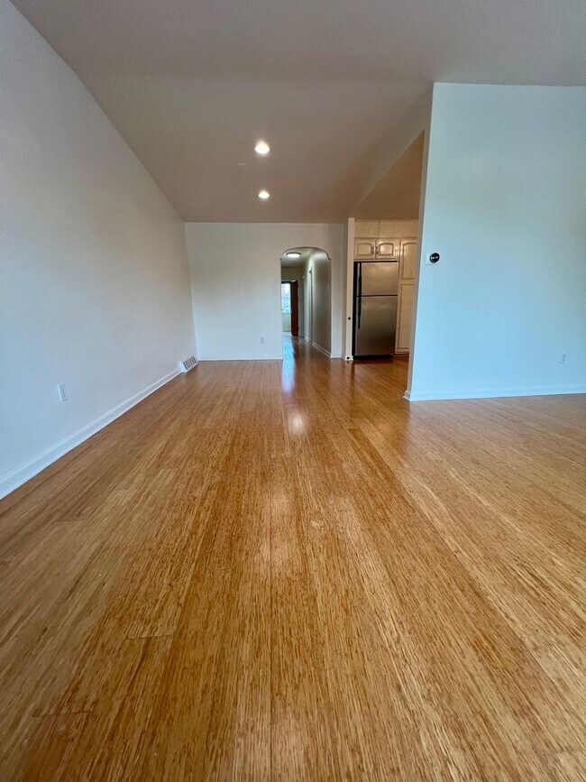 Building Photo - Gorgeous 3-Bedroom Townhome with One-Car Garage in Roxborough! Available NOW!