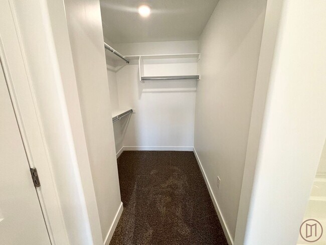 Building Photo - LIKE NEW Home in Long Valley!