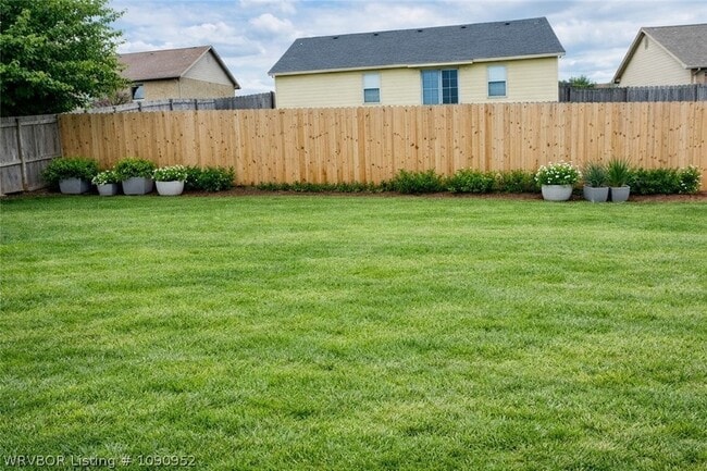 Building Photo - 400 Apple Valley Dr