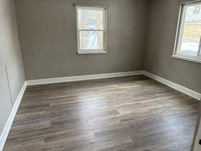 Building Photo - 2 bedroom, 1 bathroom home available in Winston-Salem!