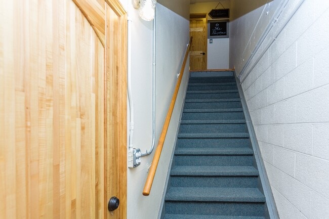 Building Photo - 136 Grove Ave