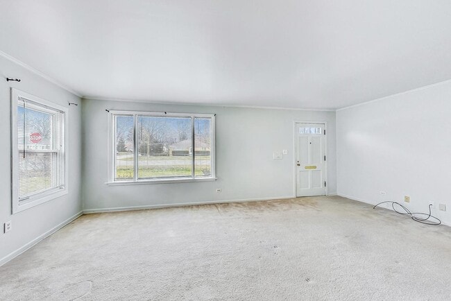 Building Photo - 733 E Rockland Rd
