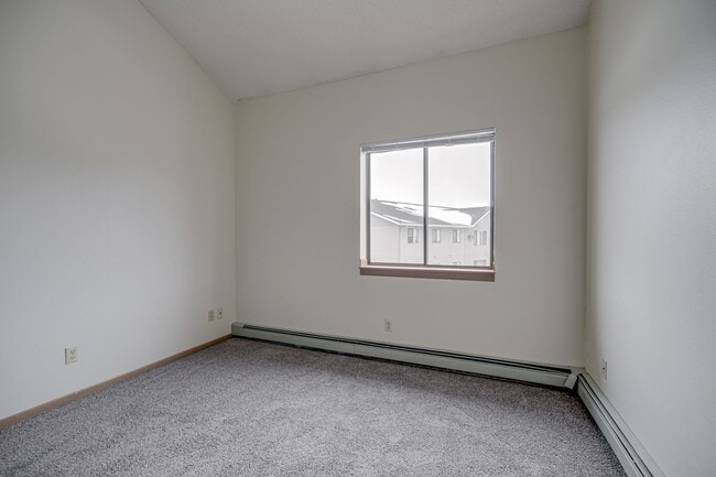 Building Photo - 5 bedroom 2 Bathroom 4 level townhome