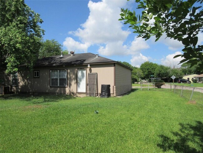 Building Photo - 10601 Murr Way