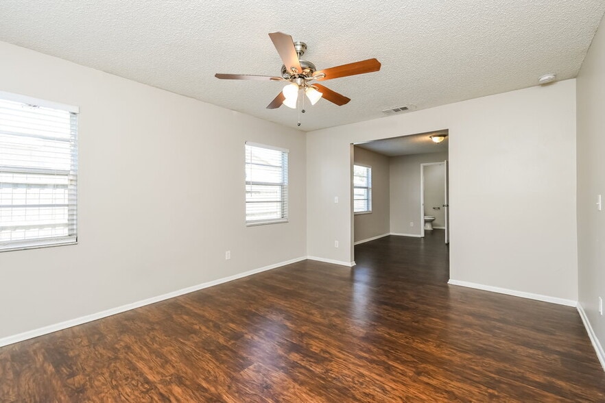 Building Photo - 409 Riverwoods Cir