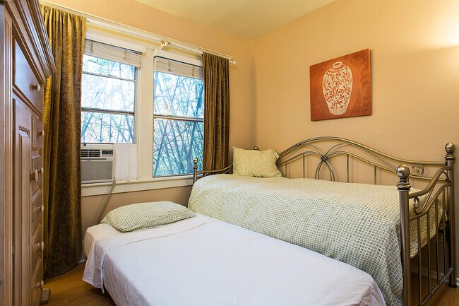 2ND BEDROOM WITH TRUNDLE - 1762 Vista Del Mar Ave