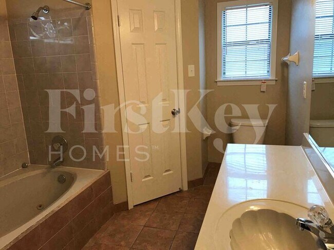 Building Photo - 6577 Cross Oak Dr
